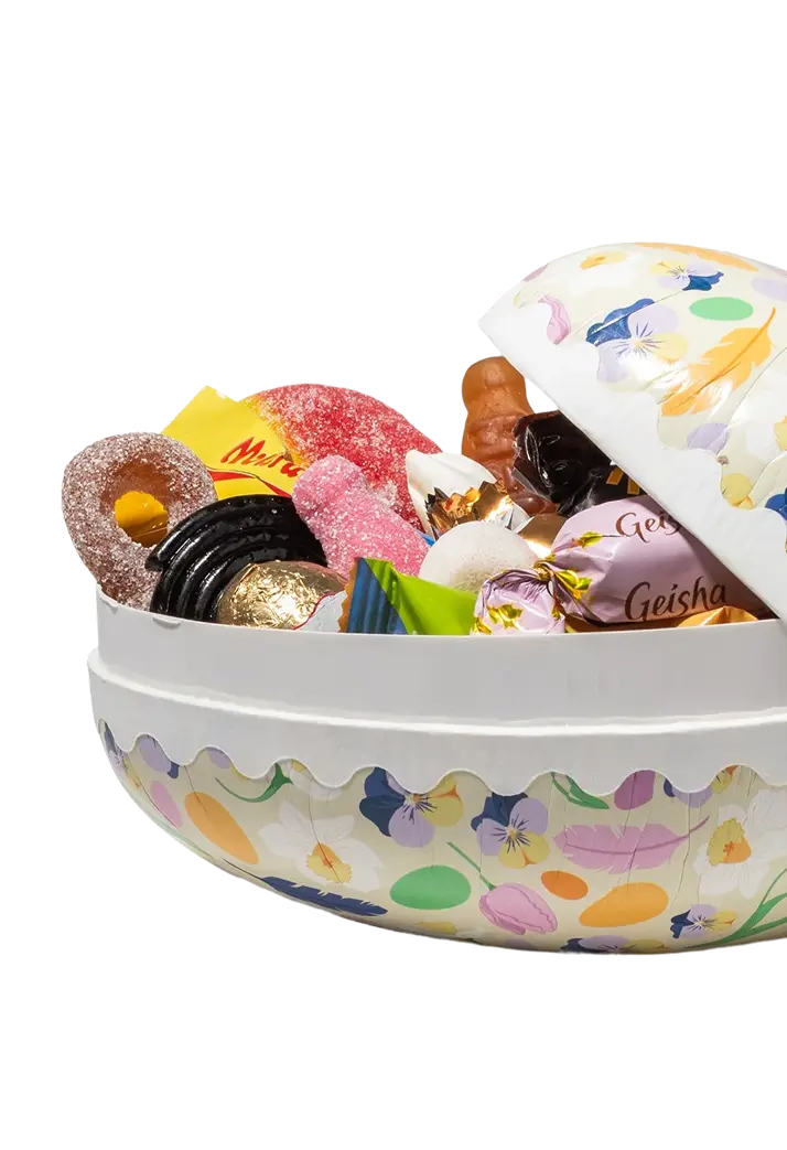 &Ouml;ppnat blommigt p&aring;sk&auml;gg fyllt med blandat svenskt godis