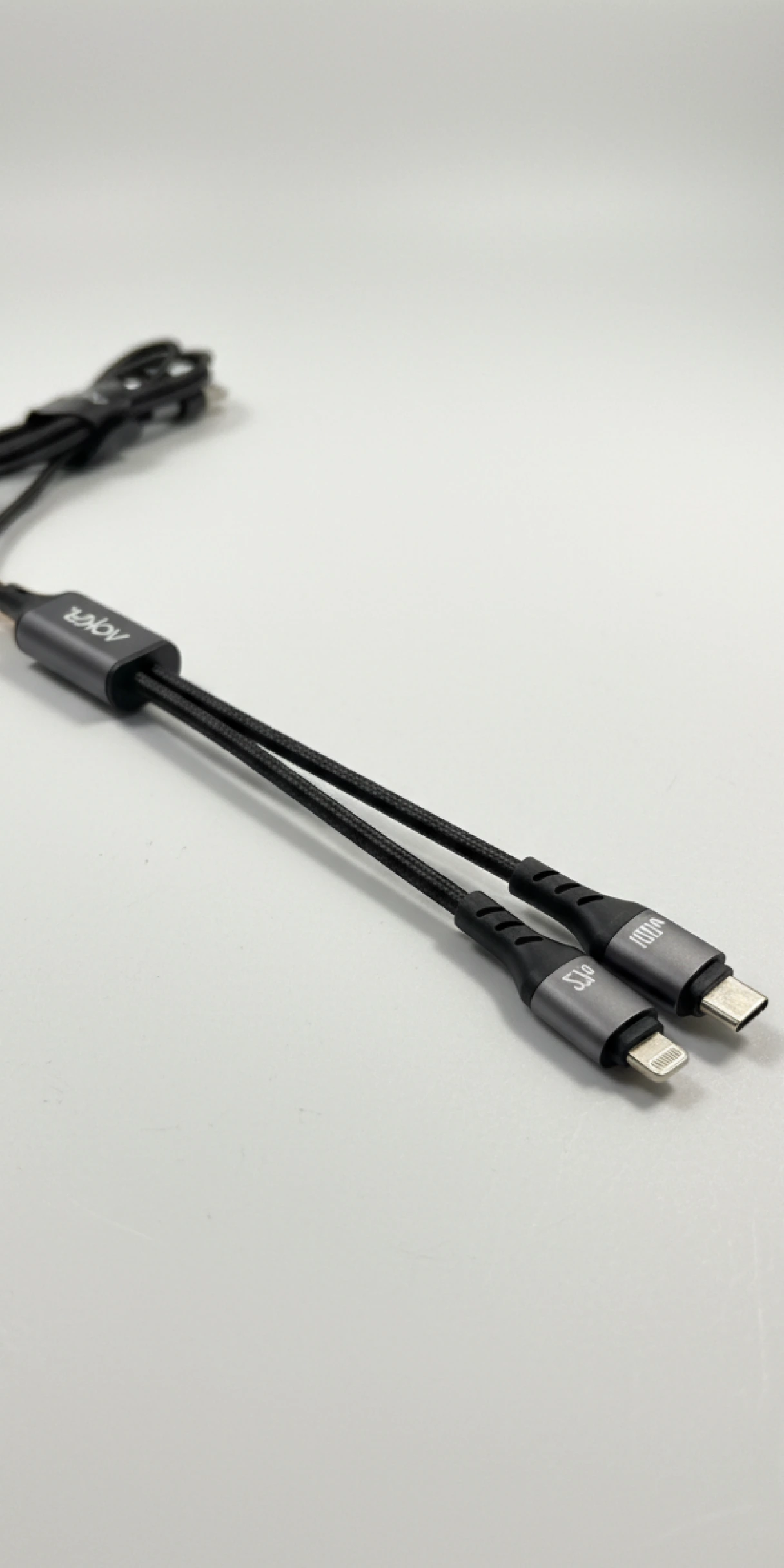 Svart flerkontakts laddningskabel med Voky-m&auml;rkning.